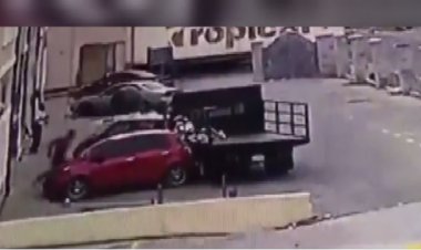 ببینید | له شدن راننده تریلی بین دو ماشین