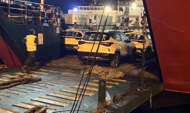 نخستین شناور حامل خودروهای وارداتی در بندرلنگه پهلودهی شد