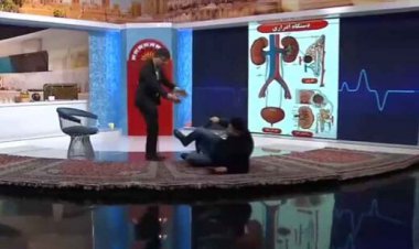 ببینید| افتادن مجری شبکه سه از روی صندلی، وسط برنامه زنده!