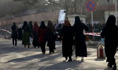 ببینید | سرکوب دختران دانشجو با ماشین آب‌پاش توسط طالبان