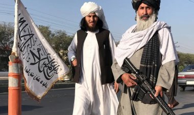 ببینید | موتورسواری یک زن در خیابان‌های کابل ‌