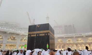 فیلم  | بسته شدن اطراف کعبه و نیایش زائران زیر باران