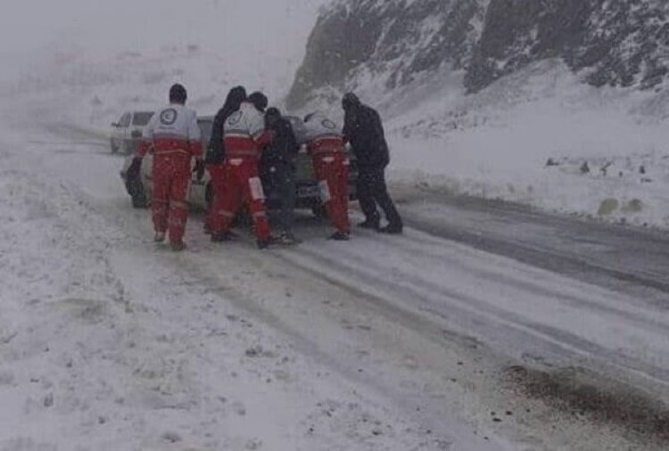 امدادرسانی به ۶۸ مسافر در محورهای برف گیر سپیدان
