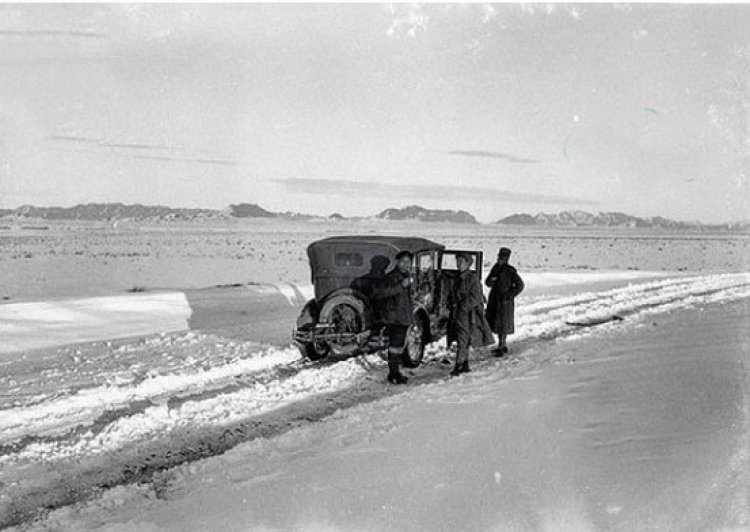 عکس زیرخاکی برفگیر شدن خودروها در فارس ؛ ۹۳ سال پیش