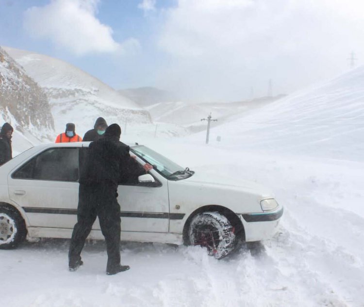 امدادرسانی به ۲۹۵ خودرو در محورهای برف‌گیر فارس