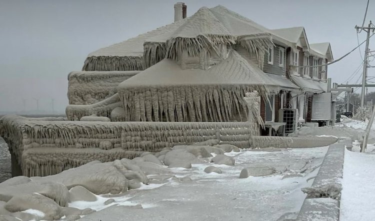 خانه‌های یک شهر در آمریکا یخ زدند!