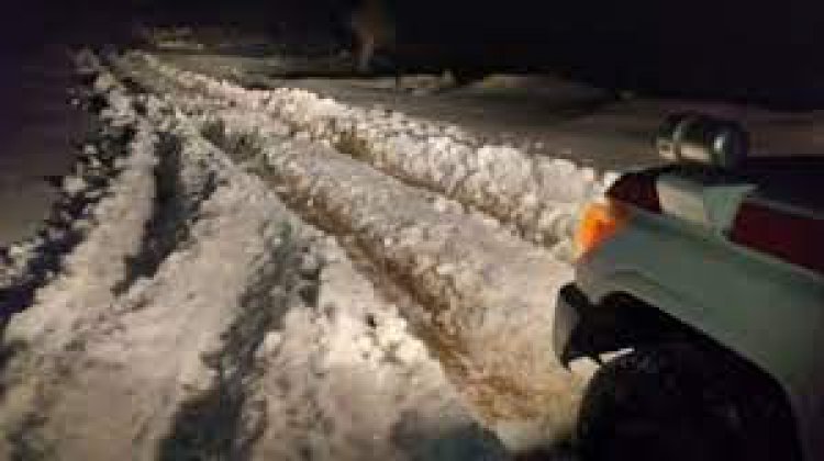 نجات هفت خودروی گرفتار در برف توسط نیروهای راهداری دزفول
