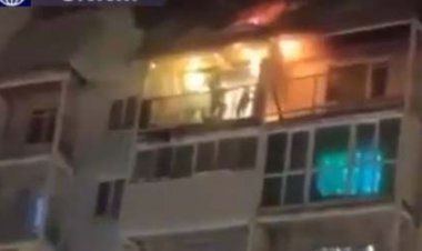 ببینید |  آتش بازی ناایمن درشب کریسمس  یک  خانه را به آتش کشید