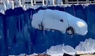 جابجایی خودروهای یخ‌زده در یکی از بنادر روسیه