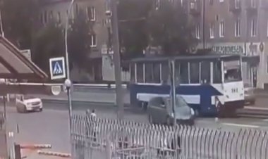 ببینید | تصادف وحشتناک عابرپیاده هنگام عبور از خیابان