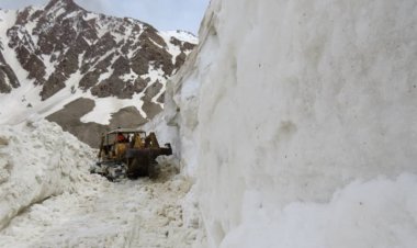 بارش ۲ متری برف جاده سی‌سخت به پادنا را مسدود کرد   