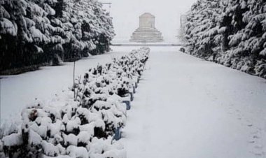 نمایی برفی از آرامگاه کوروش