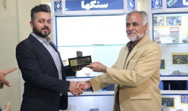 اهدای شهاب سنگ به موزه تاریخ طبیعی دانشگاه شیراز