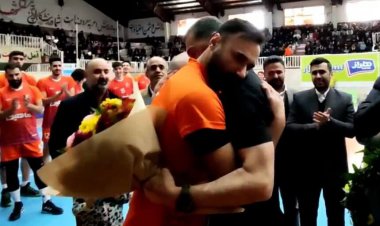 فیلم| اشک های سرمربی تیم ملی والیبال در آغوش عادل غلامی