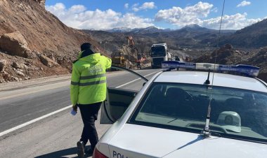 ریزش کوه در تنگه ابوالحیات