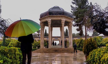 فیلم | یک روز بارانی در جوار حضرت حافظ