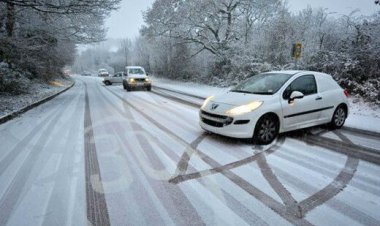ببینید | حرکت عجیب یک دختر جوان در جاده برفی!