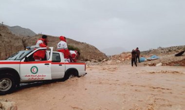 نجات ۴ خانواده از سیلاب قیروکارزین