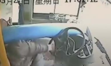 ببینید | زنده ماندن عجیب راننده اتوبوس در حادثه‌ای وحشتناک!