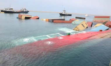 ویدیویی از واژگون شدن کشتی تانزانیایی در بندر پارس