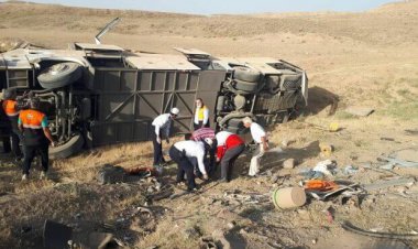 ۱۴ مصدوم در واژگونی اتوبوس