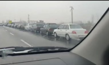 فیلم| صف بنزین در خوی پس از زلزله ۵.۹ ریشتری