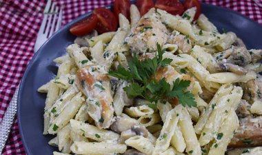 طرز تهیه “پاستا با مرغ و سس آلفردو”