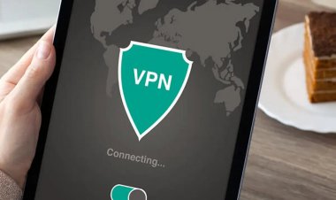 عکس | تلاش عجیب نماینده مجلس برای اتصال به وی پی ان در صحن علنی!