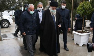 حضور رهبرمعظم انقلاب در کنار مزار دو تن از شهدای سانحه هواپیمای اوکراینی