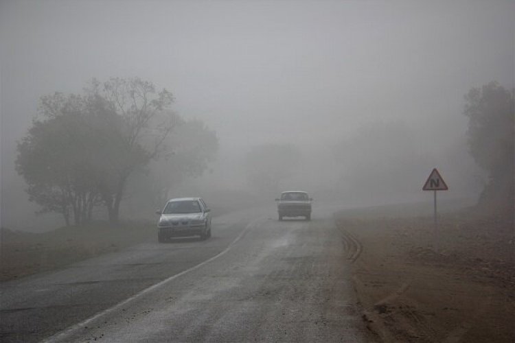 جاده‌های خوزستان مه آلود و لغزنده هستند