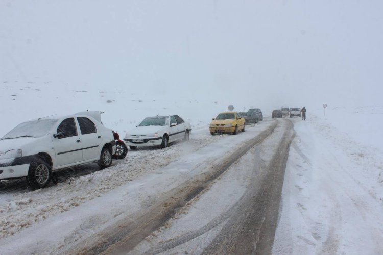 برف راه ارتباطی ۶۵ روستا مارگون و دنا را قطع کرد