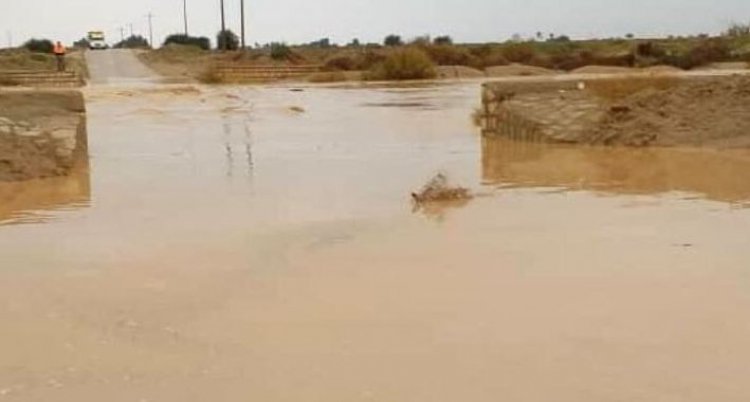 طغیان رودخانه و بسته شدن یک جاده روستایی در گناوه