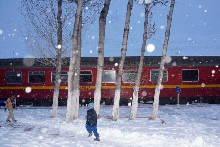 برف و کولاک قطار تهران - شیراز را گرفتار کرد