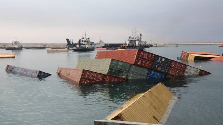 واژگون شدن کشتی تانزانیایی در بندر پارس