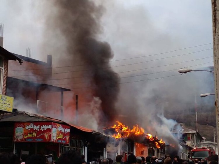 آتش سوزی بیش از ۱۰ واحد تجاری در زیرآب سوادکوه    