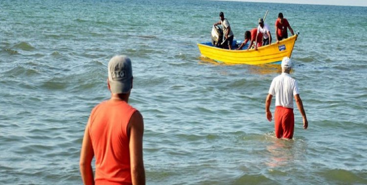 نجات قایق صیادی توسط مرزبانان بوشهری