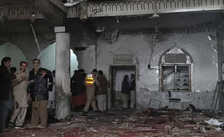 افزایش تلفات انفجار مسجد پیشاور پاکستان به 61 کشته