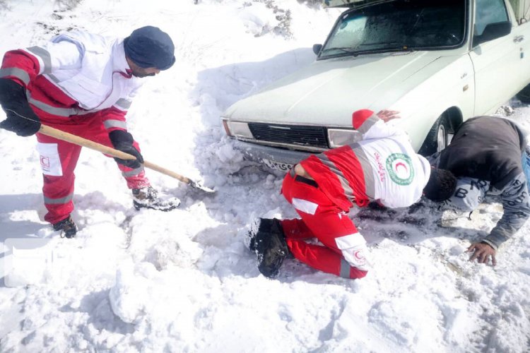 نجات جان ۳۴ نفر در کولاک برف جاده اندیکا