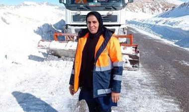 ببینید | تصاویر جالب اژ تلاش تنها بانوی راهدار کشور در کولاک و برف