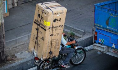 بارگیری لوازم خانگی توسط موتورسیکلت!