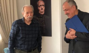 ببینید | آوازخواندن علی نصیریان در تولد ۸۸ سالگی