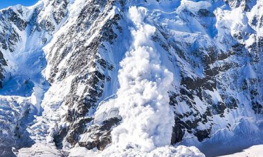 ببینید | لحظه عجیب شروع سقوط بهمن به سمت رودخانه