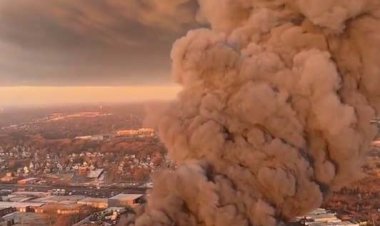 ببینید | آتش‌سوزی بزرگ در کارخانه‌ای در شیکاگوی آمریکا