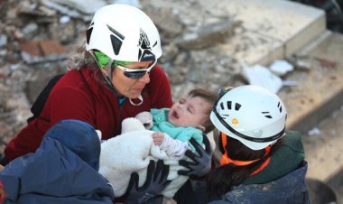 عکس| نجات کودک ۶ ماهه از زیر آوار در ترکیه