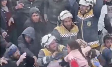 فیلم|  شادی امدادگران و مردم پس از نجات دو دختربچه