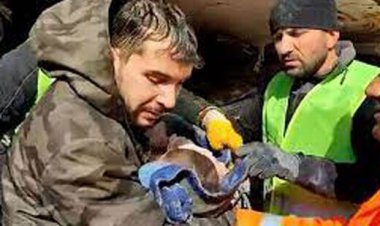 ببینید| نجات معجزه‌آسای نوزاد ۷ ماهه از زیر آوار زلزله پس از 3 روز!