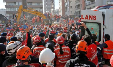 یک دختربچه پس از ۸۸ ساعت از زیرآوار بیرون آمد