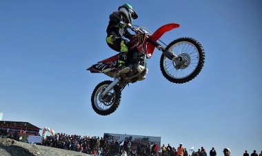 حضور موتورسوار ۷ ساله در رقابت‌های قهرمانی کشور در شیراز