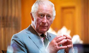 جوراب سوراخ چارلز سوم در مسجد!