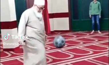 ببینید | جنجال فوتبال بازی کردن یک امام جماعت در مسجد!